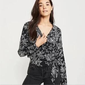 Abercrombie & Fitch Floral Wrap Blouse Small Black Boho Romantic Parisian Flowy